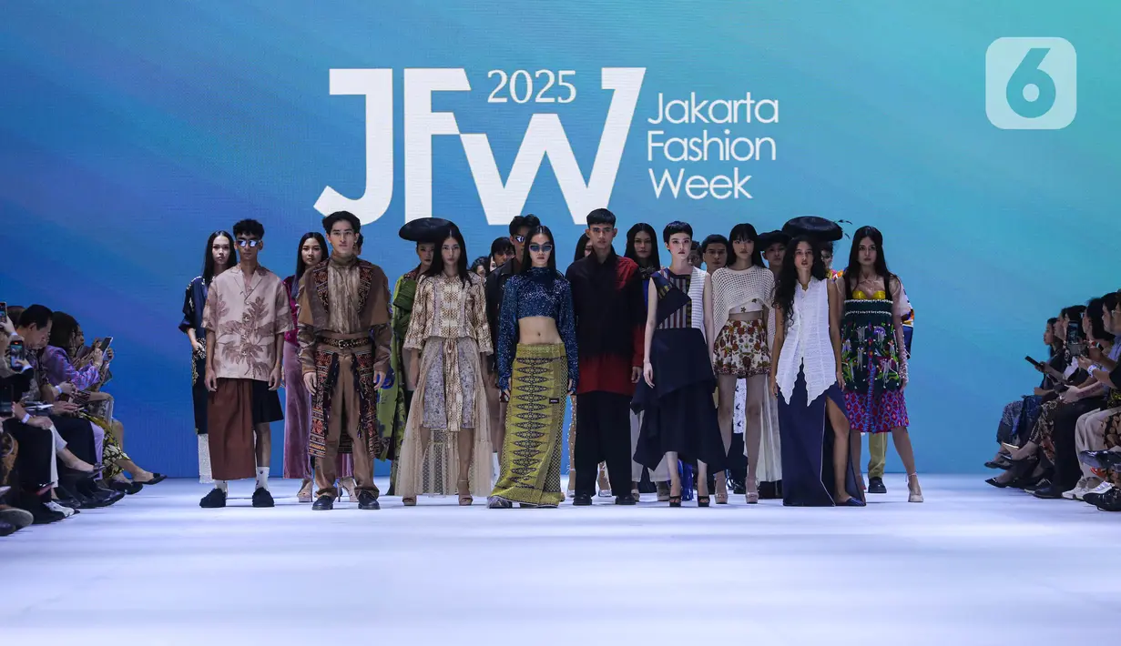 Sejumlah model usai memeragakan busana dalam pembukaan Jakarta Fashion Week (JFW) 2025 di Pondok Indah Mall 3, Jakarta, Senin (21/10/2024). (Liputan6.com/Angga Yuniar)