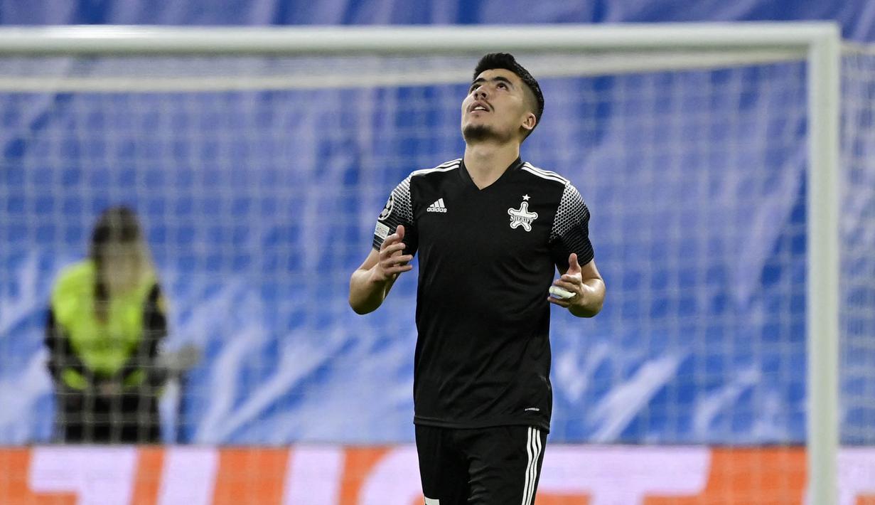 Asyik menyerang, Madrid justru kebobolan terlebih dahulu. Menit ke-25, umpan lambung Cristiano dari sisi kiri dituntaskan sundulan sempurna Yakhshiboev. (AFP/Javier Soriano)