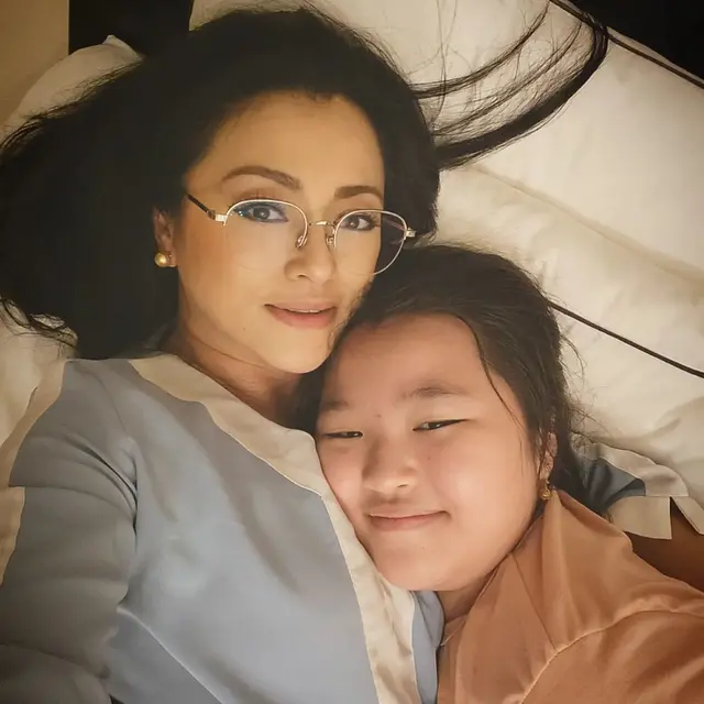 Ungkap Rindu Ayah, Ini 6 Kebersamaan Adellicia Hariwijaya dan Nessa Sadin Ibundanya