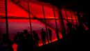 Sejumlah warga menikmati pesona lampu LED baru yang terpasang di Stadion Allianz Arena, Jerman, Rabu (12/8/2015). (EPA/Sven Hoppe)