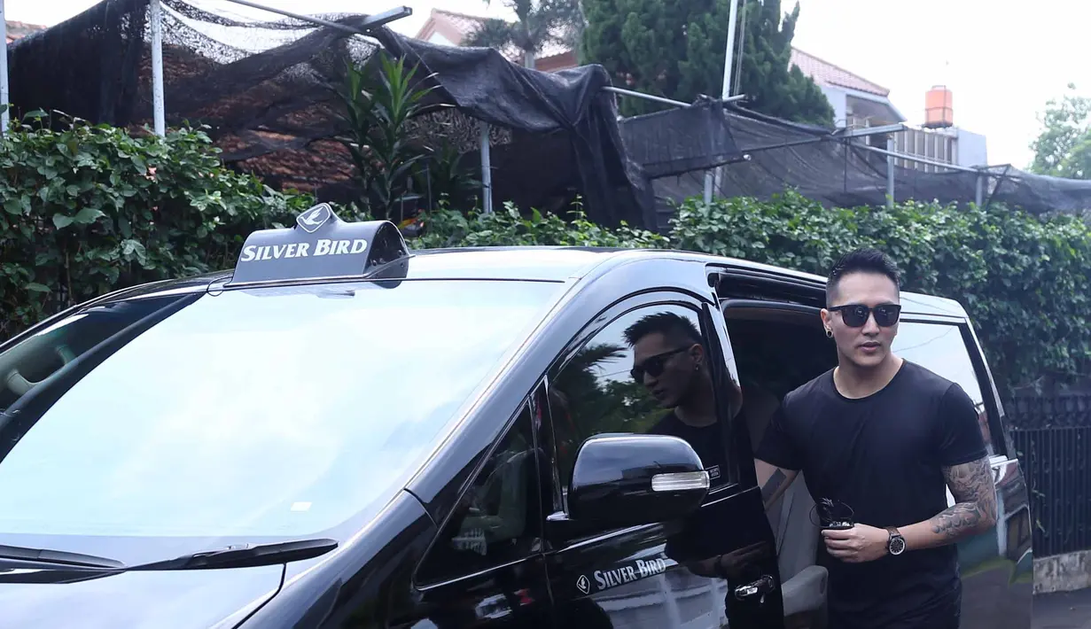 "Pastinya lebih berbahaya dan menantang dibanding sebelumnya. Gua akan gunakan api, di mana tangan gua diborgol dan diikat juga dan harus bisa lepas dalam waktu yang ditentukan," ujar Demian Aditya. (Adrian Putra/Bintang.com)