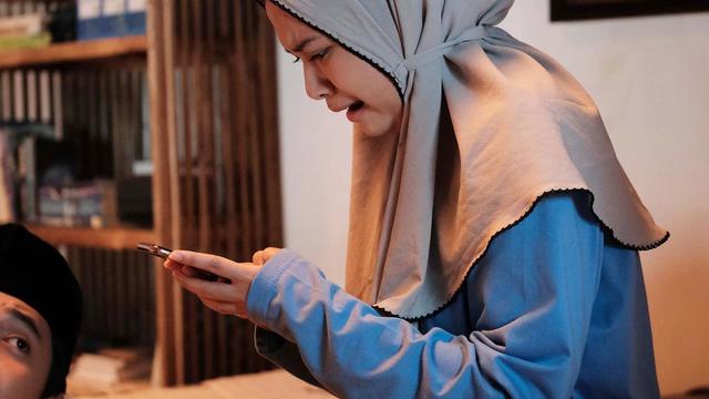 6 Potret Hanggini saat Berhijab, Tampil Beda dalam Series Ustad Milenial