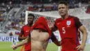 Gelandang Inggris, Adam Lallana, merayakan gol yang dicetaknya ke gawang Slovakia. Gol kemenangan Inggris atas Slovakia tercipta pada menit ke-90+5. (Reuters/Carl Recine)