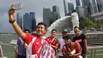 M. Natshir Fadhil, Manahati Lestusen, Yandi Sofyan, M. Abduh Lestaluhu, Zalnando, Zulfiandi, Agung Prasetyo, Ilham Udin Armaiyn, saat bersantai di Merlion Park Singapura. Jumat (5/6). (Bola.com/Arief Bagus)