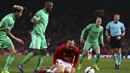 Zlatan Ibrahimovic kesakitan saat dilanggar pemain St.Etienne pada leg pertama babak 32 besar Liga Europa Old Trafford stadium, Manchester, (16/2/2017).  (AP/Dave Thompson)
