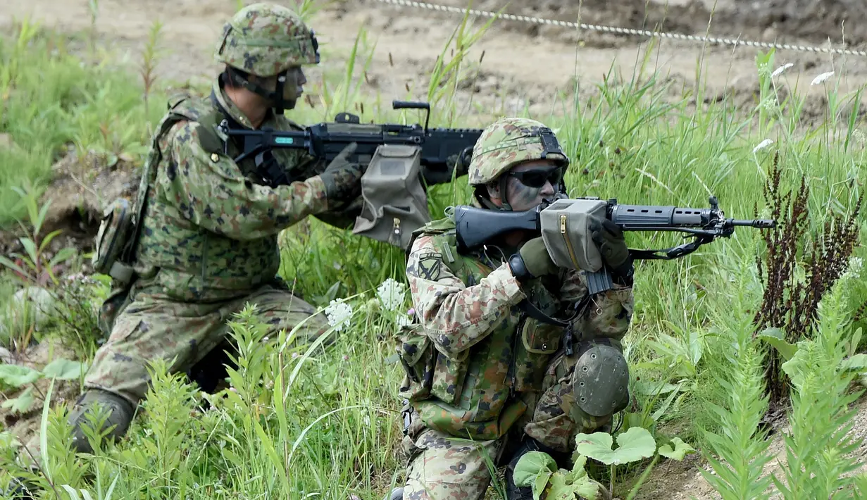 Anggota Angkatan Darat Pasukan Bela Diri Jepang saat mengikuti latihan gabungan Northern Viper 17 di Eniwa, prefektur Hokkaido, (16/8). Latihan militer ini digelar di tengah ancaman rudal Korea Utara. (AFP Photo/Toru Yamanaka)