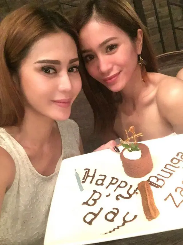 Jarang Tersorot, Ini 7 Potret Kebersamaan Vicky dan Bunga Zainal
