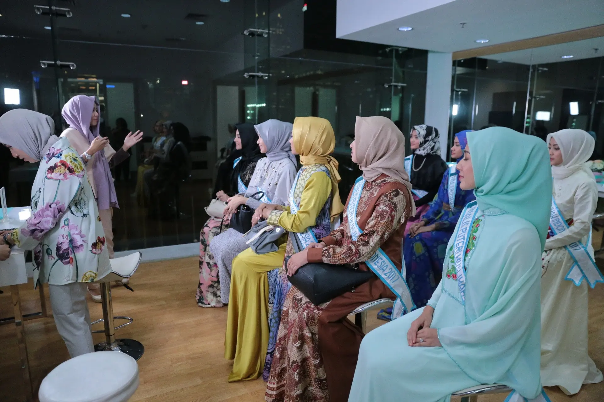Finalis Puteri Muslimah Indonesia 2017 sedang mengikuti beauty class oleh Wardah Cosmetic. (Adrian Putra/Bintang.com)