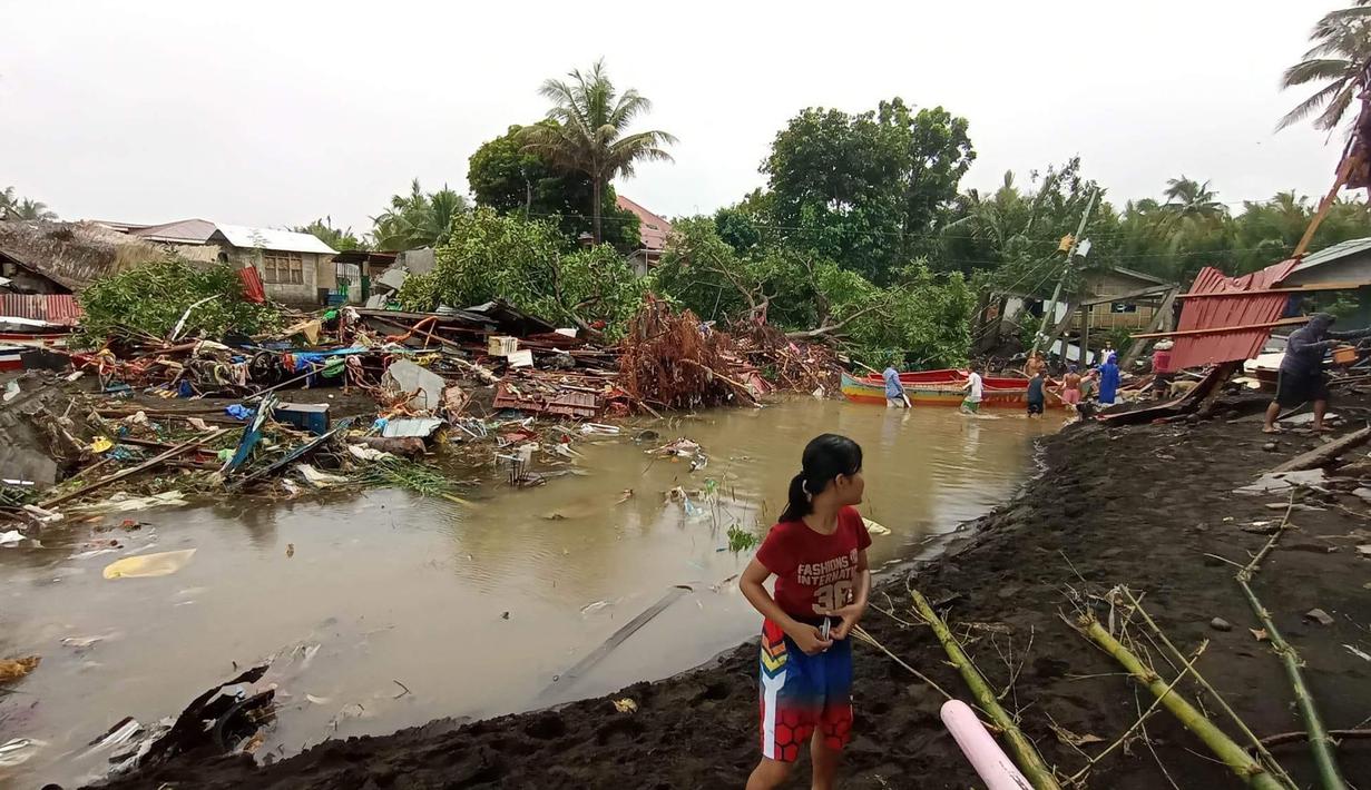 Penduduk mengecek kerusakan akibat hujan lebat dan banjir di Kota Oroquieta, Misamis Occidental (27/12/2022). Korban tewas akibat banjir di Filipina telah meningkat menjadi 25 orang, kata para pejabat pada 28 Desember, dengan badai diperkirakan akan menurunkan lebih banyak hujan di wilayah selatan dan tengah yang paling terpukul. (Photo by Handout/Angelica Villarta/AFP)