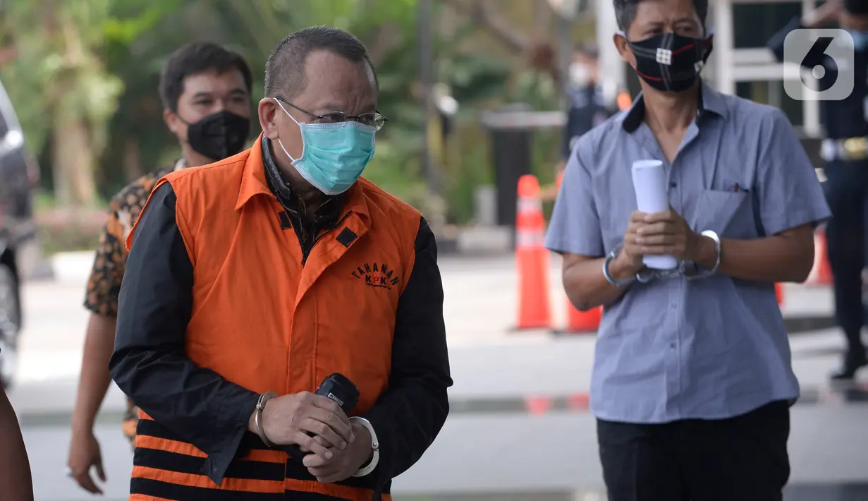 Mantan Sekretaris MA, Nurhadi (rompi oranye) berjalan akan menjalani pemeriksaan perdana pasca penahanan oleh penyidik di Gedung KPK, Jakarta, Rabu (10/06/2020). (merdeka.com/Dwi Narwoko)