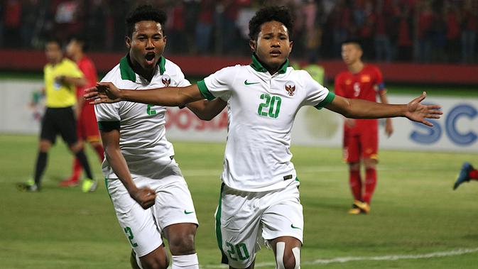 Striker Timnas Indonesia U-16, Bagus Kahfi, merayakan gol yang dicetaknya ke gawang Vietnam bersama saudara kembar, Bagas Kaffa, dalam laga lanjutan Piala AFF U-16 2018 di Stadion Gelora Delta, Sidoarjo, Kamis (2/8/2018). (Bola.com/Aditya Wany)