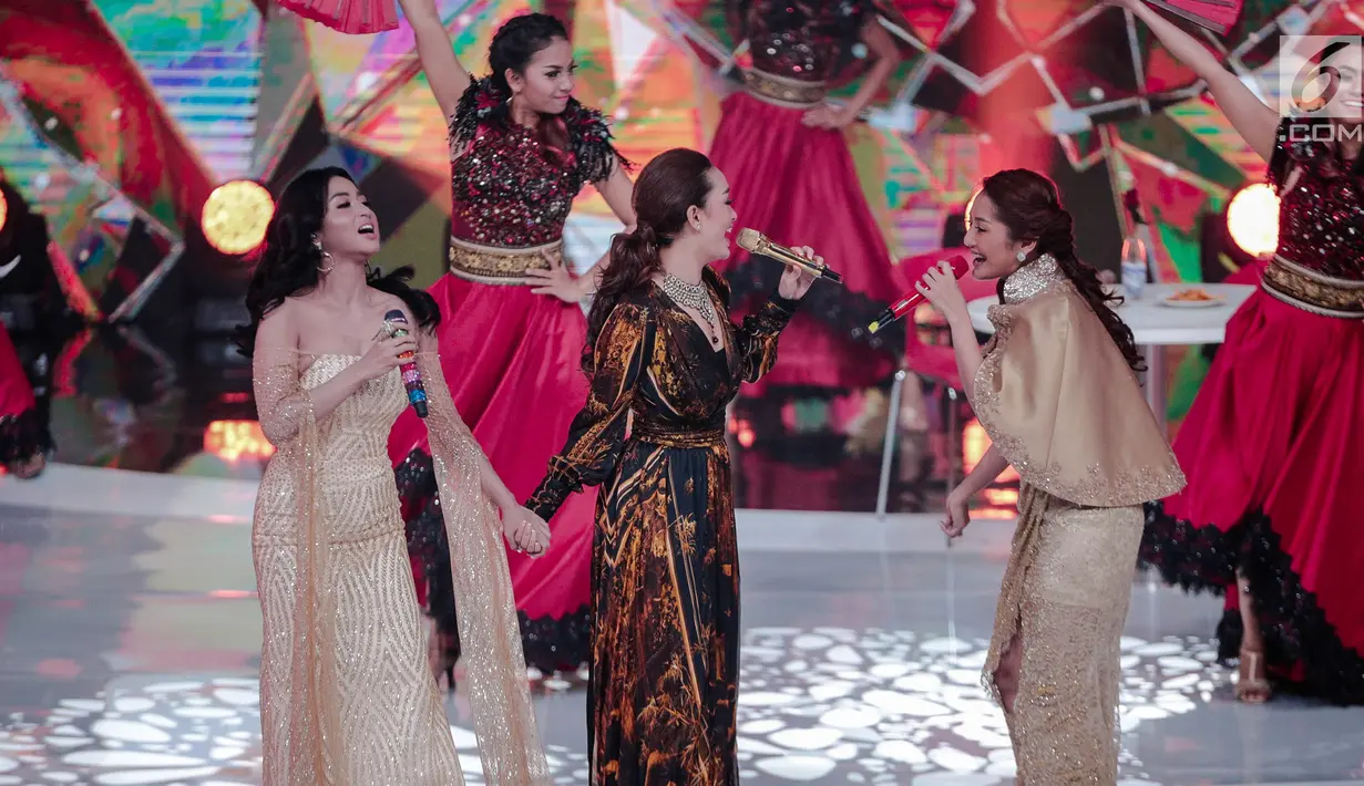 Pedangdut Dewi Perssik (kiri), Siti Badriah (kanan), dan  Zaskia Gotik (tengah) saat tampil dalam Indonesian Dangdut Awards 2018 di Jakarta, Jumat (12/10). Mereka membawakan lagu Bintang Pentas, Bara Bere, dan Tarik Selimut. (Faizal Fanani)