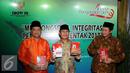 Ketua KPU, Husni Kamil Manik, Ketua DKPP, Jimly Asshiddiqie dan Ketua Bawaslu Muhammad (kiri ke kanan) saat peluncuran buku di Jakarta, Senin (13/6/2016). DKPP meluncurkan buku rekam jejak Pemilukada Serentak 2015 lalu. (Liputan6.com/Helmi Fithriansyah)