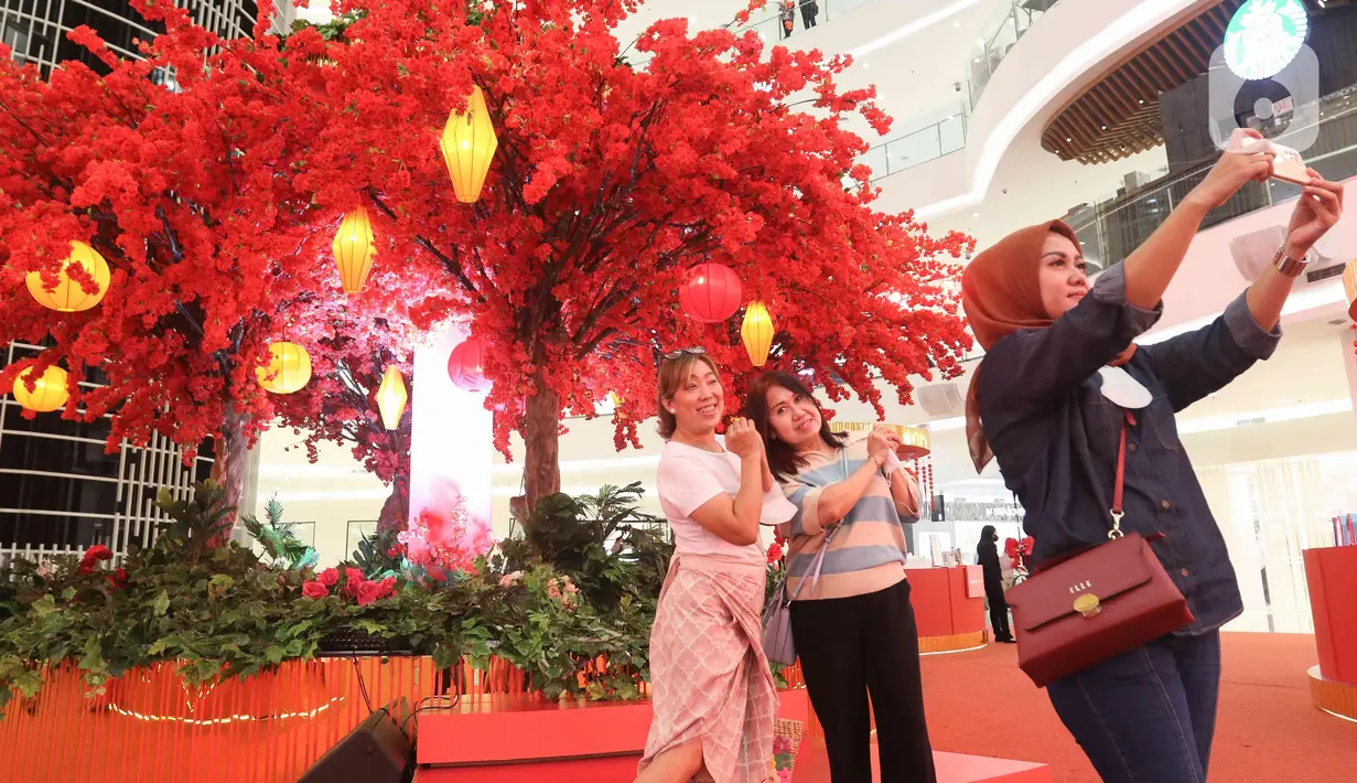 Warga berswafoto di dalam instalasi Red Lunar di Mal Senayan City, Jakarta, Kamis (19/1/2023). Pengunjung bisa menikmati Instalasi yang indah ini mulai dari 14 Januari – 5 Februari 2023. (Liputan6.com/Herman Zakharia)