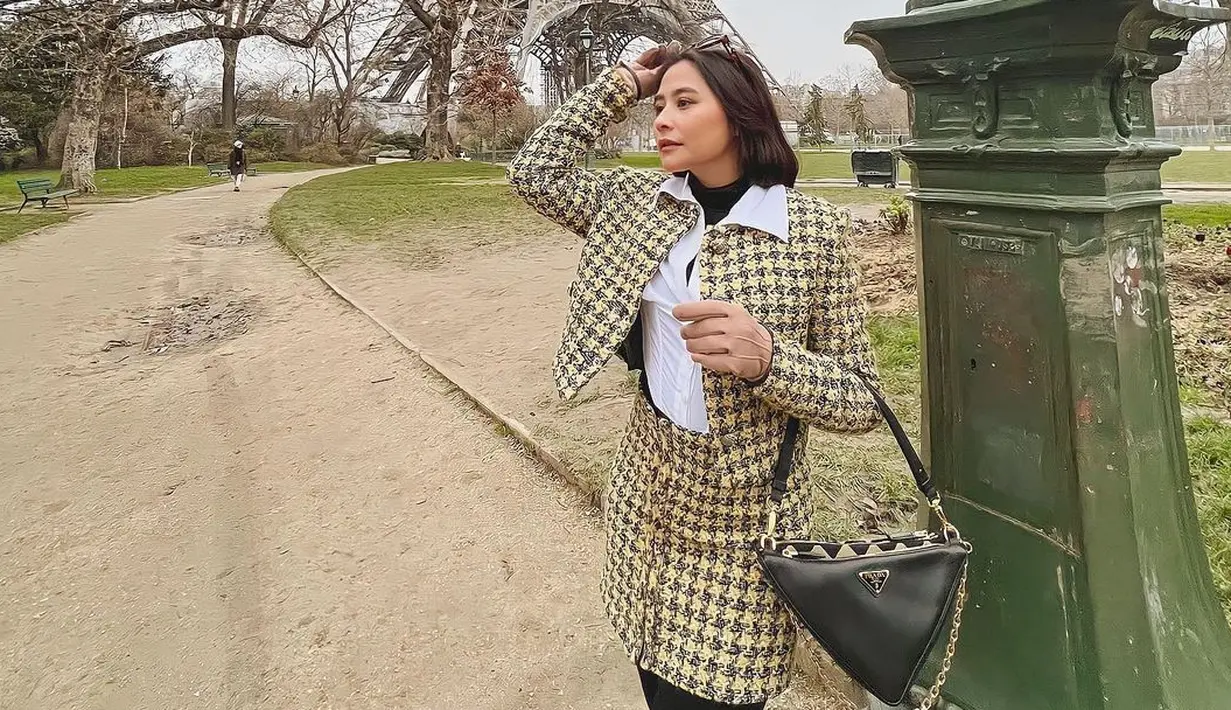 <p>Pilihan jenis pakaian berpengaruh pada penampilan. Gaya elegan dapat terpancar dengan menggunakan bahan tweed atau silk. Kamu dapat meniru gaya Prilly untuk padu padan pakaian tweed. [Instagram/prillylatuconsina96] Penulis: Mufiidaanaiilaa A.S</p>