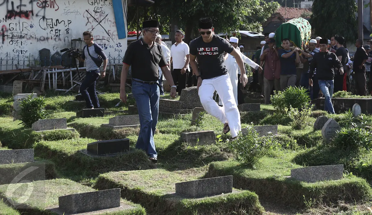 Aktor Iko Uwais tiba di TPU Prumpung untuk memakamkan ayahnya, Musthafa Kamaluddin,  Jakarta, Rabu (8/3). Ayahanda Iko Uwais itu meninggal dunia di usia 78 tahun karena sakit. (Liputan6.com/Herman Zakharia)