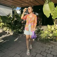Febby juga tampil dengan atasan kebaya orange motif bunga dipadukan dengan celana short denim dan sandal putih Chanel. [@febbyrastanty]