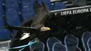 Maskot elang Lazio 'Olympia' terbang  sebelum pertandingan Liga Europa 2024/2025 antara Lazio melawan Nice yang berlangsung di Olympic Stadium, Roma, Italia, Jumat (04/10/2024) dini hari WIB. (AFP/Andreas Solaro)