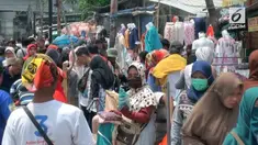 Meski kerap dirazia pedagang kaki lima (PKL) kembali memenuhi kawasan Tanah Abang. 