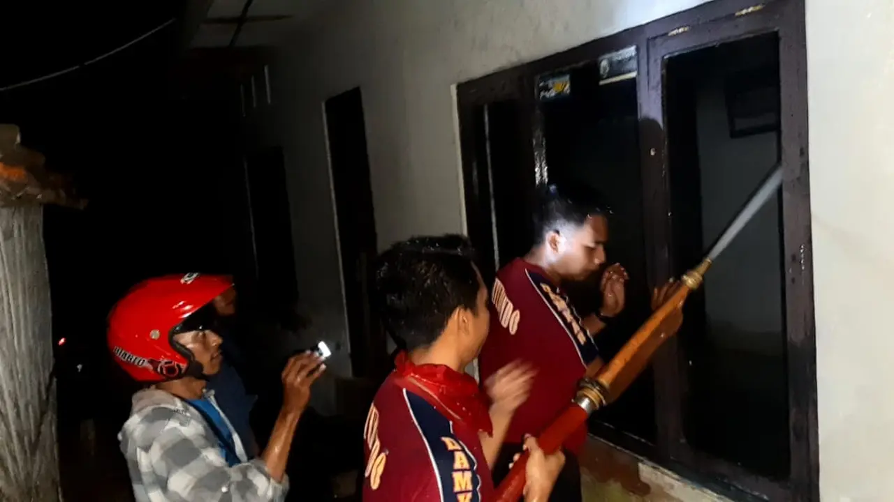 Proses pemadaman di salah satu rumah warga di Situbondo (Istimewa)