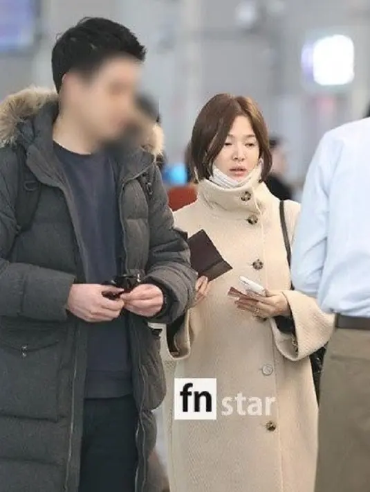 Wanita berwajah cantik ini terlihat sedang berada di bandara, tampaknya ia akan pergi untuk jadwal pekerjaan. (foto: hellokpop.com)