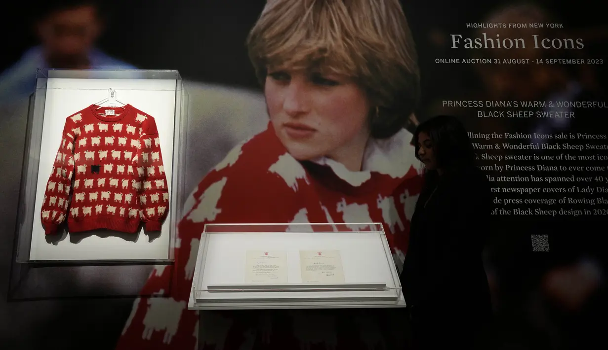 Merek Warm & Wonderful ini dikenal luas berkat koleksinya yang berwarna cerah, juga motif hewannya yang bold dan nyentrik. Sampai akhirnya mencuri perhatian Putri Diana, lalu dikenal luas oleh para pecinta mode. (AP Photo/Frank Augstein)