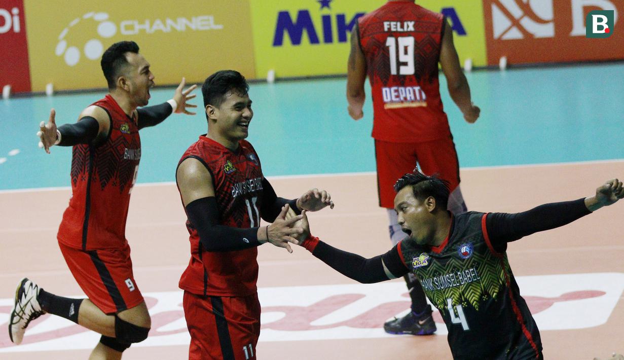 Para pemain Palembang Bank Sumsel Babel melakukan selebrasi saat melawan Bogor LavAni pada laga PLN Mobile Proliga 2022 di Padepokan Voli Jenderal Polisi Kunarto, Sentul, Sabtu (29/1/2022). (Bola.com/M Iqbal Ichsan)