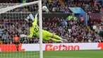 Kiper Arsenal, David Raya melakukan penyelamatan di depan gawangnya saat laga lanjutan Liga Inggris 2024/2025 melawan Aston Villa di Villa Park, Birmingham, Inggris, Sabtu (24/08/2024) malam WIB. (AFP/Adrian Dennis)