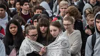 Sejumlah siswa menyelimuti diri mereka saat melakukan aksi protes di Bella Vista High School di Fair Oaks, California (14/3). Mereka memprotes ketidakmampuan Kongres memerangi aksi kekerasan senjata api. (Renee C. Byer / The Sacramento Bee via AP)