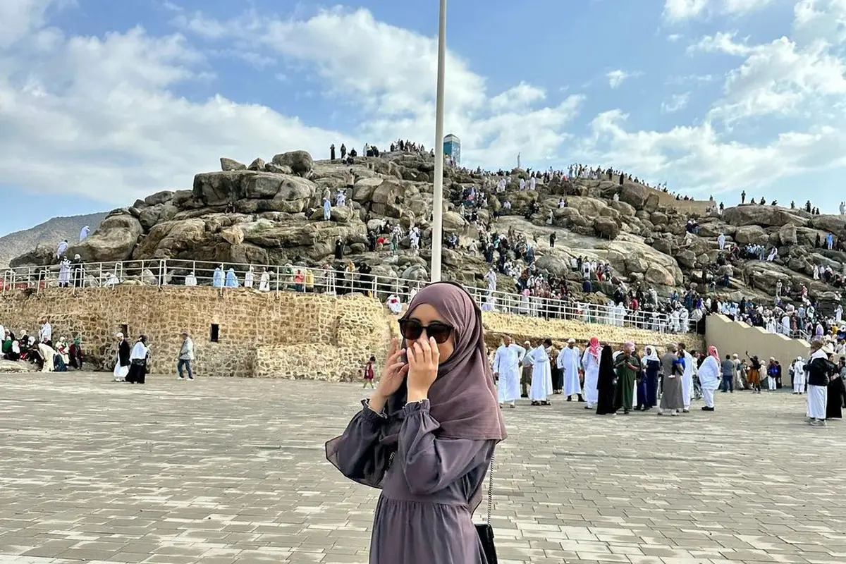 5 Gaya Kompak Arafah Rianti dan Halda Jalani Umroh Bersama, Anggun Berbalut Gamis