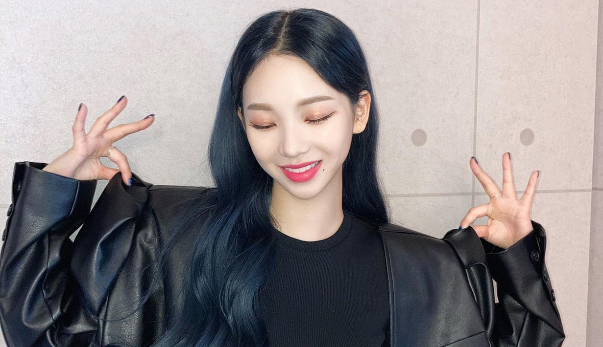 Salah satu penampilannya yang menawan kala leader sekaligus main dancer ini memakai outfit berwarna hitam. Seperti saat pakai leather jacket ini.(Liputan6.com/Twitter/@aespa_official)