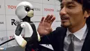 Tomotaka Takahashi menunjukkan robot humanoid Kirobo yang bereaksi terhadap suara Takahashi dan berbicara dengan gerakan di Tokyo pada tanggal 26 Juni 2013. (AFP/Yoshikazu Tsuno/wwn)