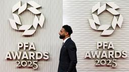 Salah berhasil mengalahkan lima pesaing lainnya yakni Alexis Mac Allister (Liverpool), Declan Rice (Liverpool), Alexander Isak (Newcastle), Cole Palmer (Chelsea), dan Bruno Fernandes (Manchester United) pada acara yang berlangsung di Opera House, Manchester, Inggris, Rabu (19/08/2025) waktu setempat. (AFP/Darren Staples)