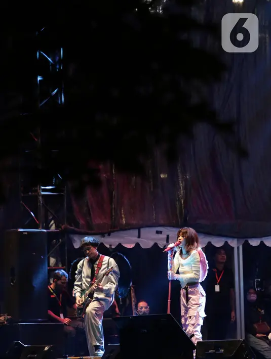 Grup band Vierratale saat tampil di panggung Bergelora perhelatan Berdendang Bergoyang Festival, Kawasan Istora Senayan, Jakarta, Jumat (28/10/2022).  Vierratale tampil menghentak dan enerjik dengan membawakan sejumlah lagu, diantaranya Seandainya, Terlalu lama, dll. (Liputan6.com/Helmi Fithriansyah)