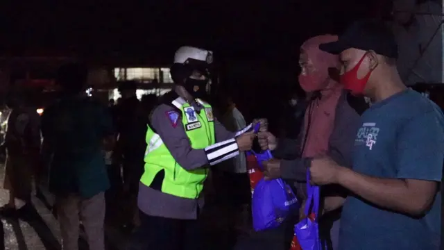 Polres Pemalang membagikan bantuan beras dan paket sembako untuk pedagang dan tukang becak di Alun-alun Pemalang. (Foto: Liputan6.com/Humas Polres Pemalang)