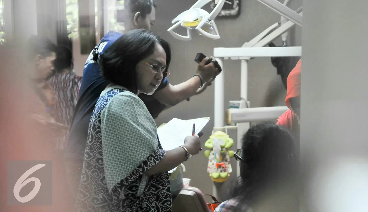 Petugas Dinkes menanyai seorang pekerja klinik yang tengah digeledah oleh petugas, Jakarta, Jumat (5/2). Polda Metro dan Dinkes DKI gerebek klinik kesehatan di Menteng terkait dugaan mempekerjakan tenaga kerja asing asal izin. (Liputan6.com/Yoppy Renato)