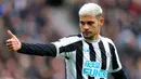 Pemain Newcastle United Bruno Guimaraes memberi isyarat saat melawan Wolverhampton Wanderers pada pertandingan sepak bola Liga Inggris di St. James' Park, Newcastle, Inggris, 12 Maret 2023. Newcastle United mengalahan Wolverhampton Wanderers dengan skor 2-1. (Owen Humphreys/PA via AP)