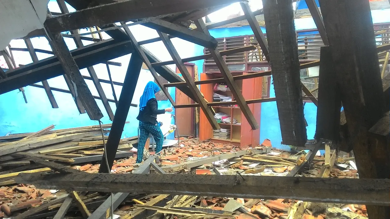 Kegiatan belajar mengajar para siswa terganggu akibat atap bangunan SDN 02 di Desa Cimandala, Kecamatan Sukaraja, Kabupaten Bogor, ambruk.