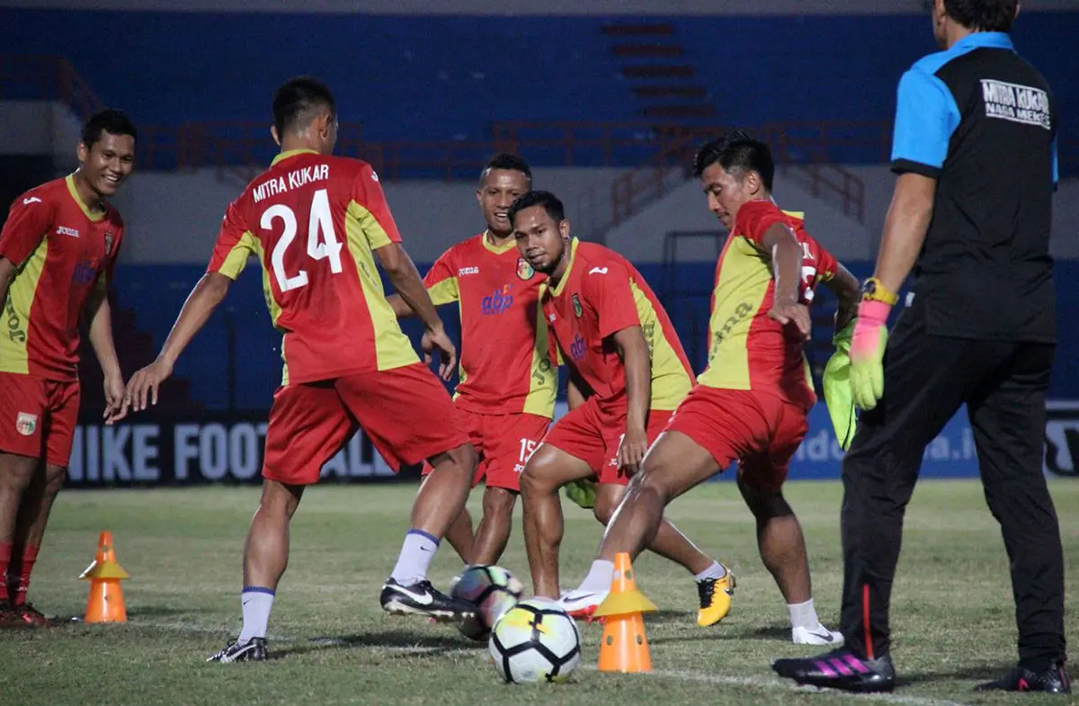 Mitra Kukar saat uji lapangan di Stadion Sultan Agung, Bantul, jelang melawan PS Tira. (Bola.com/Permana Kusumadijaya)