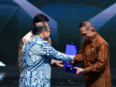 Ketua Ombudsman RI (ORI), Amzulian Rifai memberikan piagam Penganugerahan Predikat Kepatuhan Standar Pelayanan Publik kepada Menteri Pertahanan RI, Ryamizard Ryacudu di Auditorium TVRI, Jakarta, Senin (12/10). (Liputan6.com/Pool/Kemenhan)