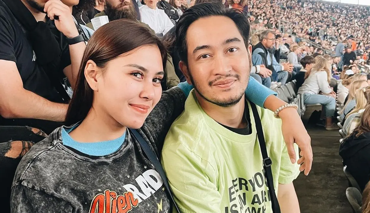 Syahnaz Sadiqah mengaku kalau ini adalah konser pertama yang ia saksikan setelah lebih dari 2 tahun pandemi. Pasangan yang sudah dikaruniai 2 anak ini seolah bernostalgia ke zaman saat mereka masih pacaran. Penampilan Syahnaz juga terlihat menawan dengan gaya kasual bak ABG. (Liputan6.com/IG/@syahnazs)