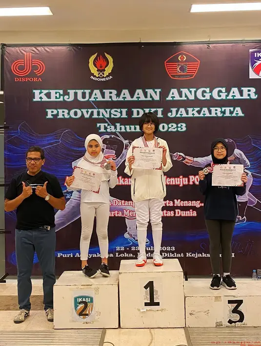 Dua putri cantik Baim dan Artika  mengikuti kejuaraan Anggar Provinsi DKI Jakarta. Sarah Abiela Ibrahim yang berusia 13  tahun menunjukkan piagam dan medali yang baru saja didapatkan. [Instagram/baimguitar]
