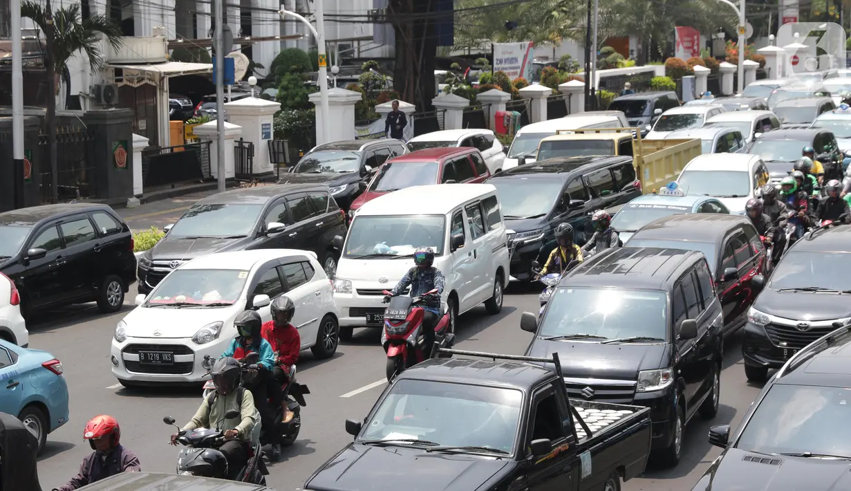 Pengendara terjebak kepadatan arus lalu lintas di Jalan Medan Merdeka Timur, Jakarta, Senin (14/10/2019). Kepadatan akibat penutupan arus menuju Jalan Medan Merdeka Utara sebagai antisipasi aksi unjuk rasa yang rencananya dilakukan di kawasan depan Istana Negara. (Liputan6.com/Helmi Fithriansyah)