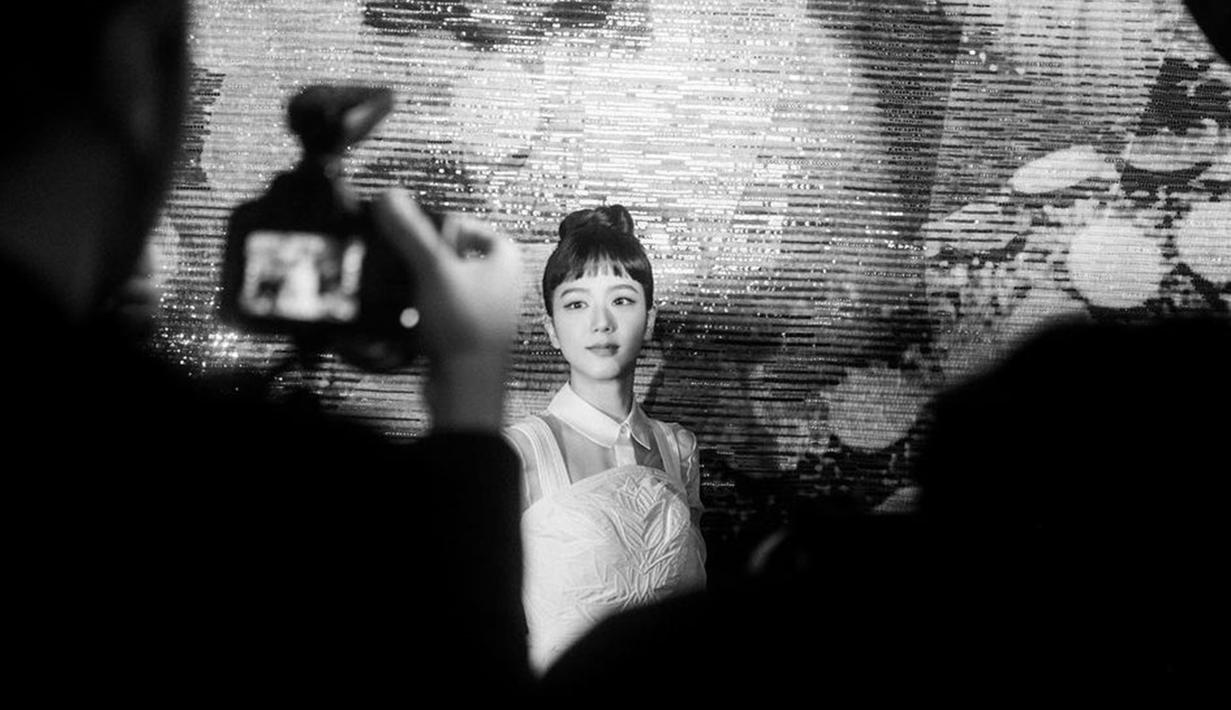 Perempuan dengan tinggi badan 162 cm ini jadi pusat perhatian saat tampil berponi. Kamera pada mengarah ke Jisoo saat tampil berponi. Penampilannya yang menawan ini sukses bikin siapa saja yang melihatnya terpesona. (Liputan6.com/IG/sooyaa_)