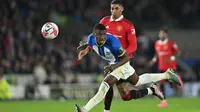 Gelandang Brighton and Hove Albion, Moises Caicedo menghalau bola dari ancaman striker Manchester United, Marcus Rashford pada laga Liga Inggris 2022/2023 di American Express Community Stadium, Brighton (4/5/2023). Moises Caicedo hampir menjadi milik Arsenal pada bursa transfer Januari 2023, yang akhirnya kandas setelah Brighton sebagi klub pemilik dua kali menolak tawaran The Gunners. Jika Arsenal menaikkan tawaran muism depan, transfer sang pemain diyakini bakal terwujud. (AFP/Glyn Kirk)