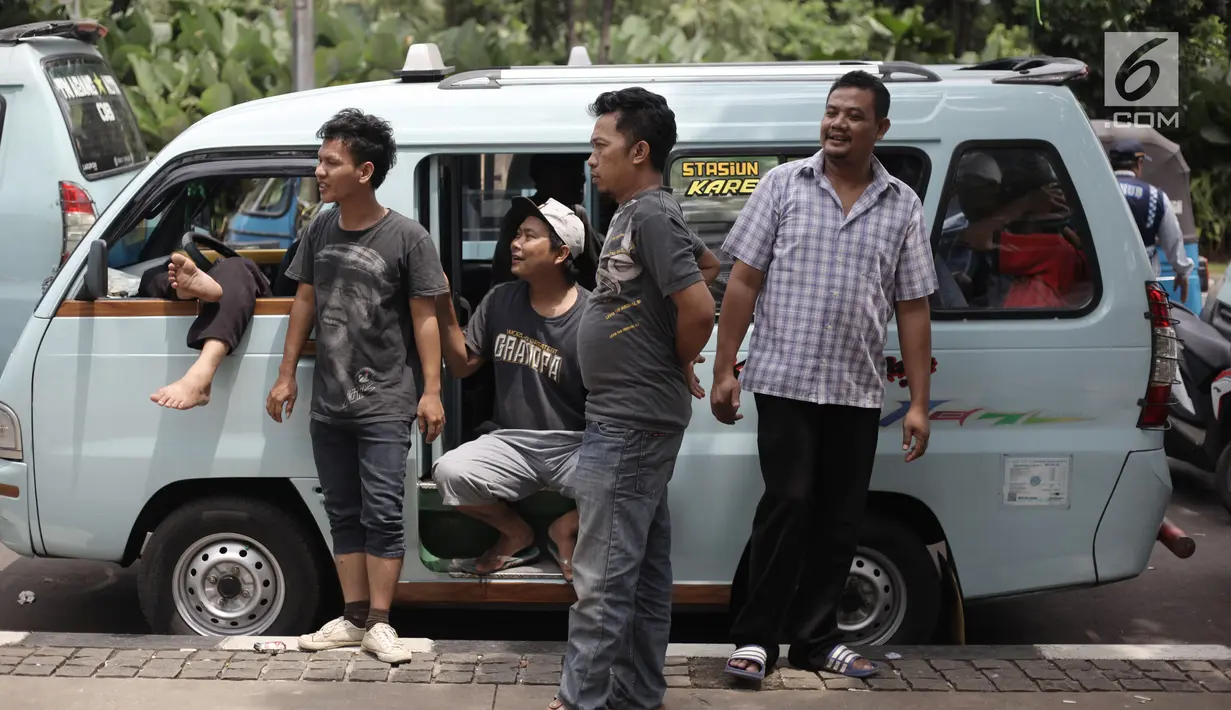 Sejumlah sopir angkot Tanah Abang melakukan aksi dengan memarkirkan angkotnya di depan Balai Kota DKI Jakarta, Rabu (31/1). Mereka juga menuntut agar Pemprov DKI Jakarta segera membuka kembali jalan tersebut. (Liputan6.com/Arya Manggala)