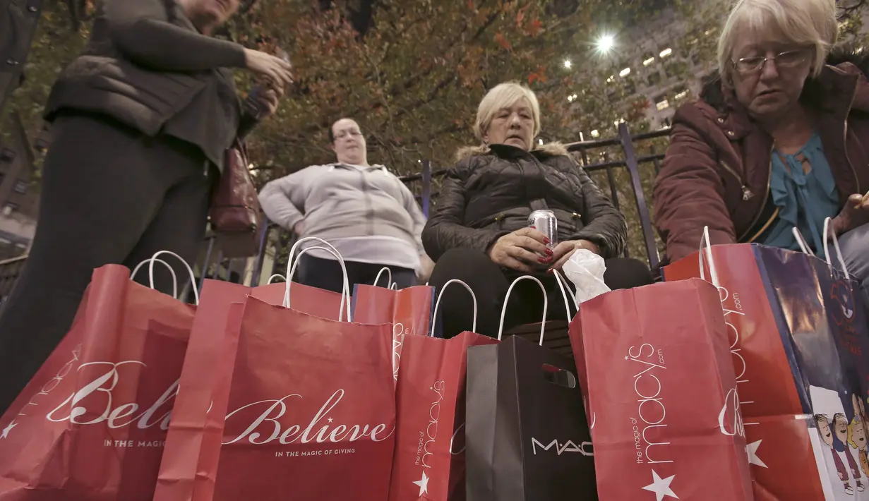 Sejumlah wanita saat beristirahat setelah selesai berbelanja di Macy Herald Square, New York,(26/11). Black Friday jatuh pada sehari tepat setelah perayaan Thanksgiving. (REUTERS/Andrew Kelly)