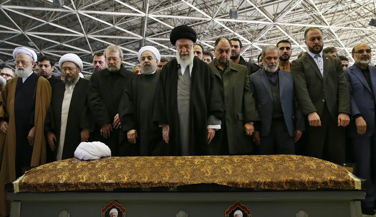 Ayatollah Ali Khamenei (tengah) memimpin salat jenazah mantan Presiden Iran, Hashemi Rafsanjani di kampus Tehran University di Teheran, Iran (10/1). Ratusan ribu pelayat membanjiri jalan-jalan di Teheran untuk mendoakan kepergian Hashemi Rafsanjani. (AP)