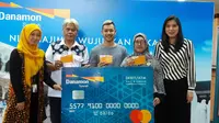 Peraih medali emas di Asian Games 2018, Hanifan Yudani Kusuma, kembali mendapat apresiasi berupa tabungan naik haji bersama kedua orang tuanya. (Bola.com/Erwin Snax)