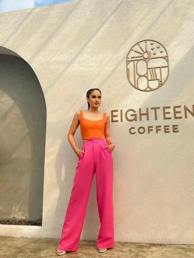 9 Potret Gaya Cinta Laura Tampil Cantik dan Stylish Jadi Cewek Kue